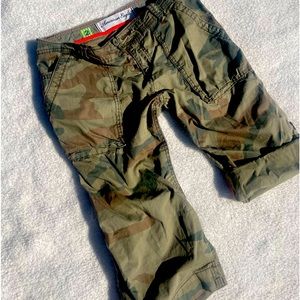 Camo cargo American Eagle capris or shorts